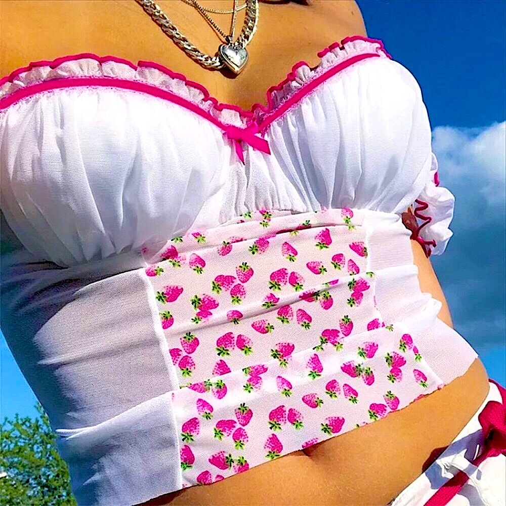 White strawberry🍓 print bow top 🎀